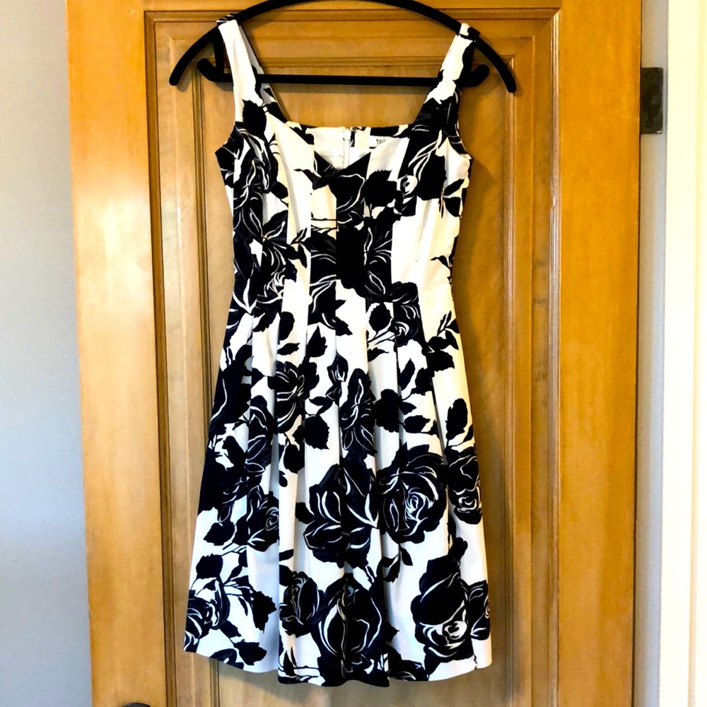 White House Black Market Floral-patterned dress Sz 00